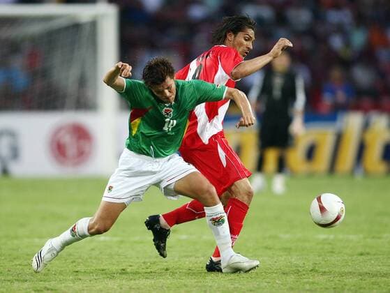 Jose Paolo Guerrero (Peru, re.) gegen Miguel Hoyos (Bolivien) Fußball Länderspiel Herren Copa America 2007 Südamerikameisterschaft Meisterschaft Südamerika Amerika Gruppe A Gruppe Merida Dynamik, Fußball Länderspiel Herren Copa America 2007 Südamerikameisterschaft Meisterschaft Südamerika Amerika Gruppe A Gruppe Merida Dynamik,