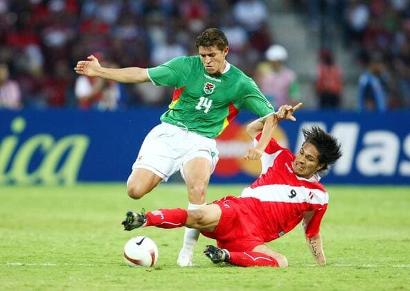 Miguel Hoyos (Bolivien, li.) gegen Jose Paolo Guerrero (Peru) Fußball Länderspiel Herren Copa America 2007 Südamerikameisterschaft Meisterschaft Südamerika Amerika Gruppe A Gruppe Merida Dynamik, Fußball Länderspiel Herren Copa America 2007 Südamerikameisterschaft Meisterschaft Südamerika Amerika Gruppe A Gruppe Merida Dynamik,