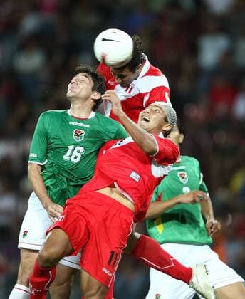 Ysrael Zuniga (re.) und Claudio Pizarro (Mitte, beide Peru) gegen Ronald Raldes (Bolivien) Fußball Länderspiel Herren Copa America 2007 Südamerikameisterschaft Meisterschaft Südamerika Amerika Gruppe A Gruppe Merida Dynamik, Fußball Länderspiel Herren Copa America 2007 Südamerikameisterschaft Meisterschaft Südamerika Amerika Gruppe A Gruppe Merida Dynamik,
