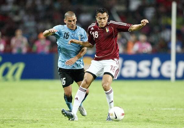Juan Arango (Venezuela, re.) gegen Maximiliano Pereira (Uruguay) Fußball Länderspiel Herren Copa America 2007 Südamerikameisterschaft Meisterschaft Südamerika Amerika Gruppe A Gruppe Merida Fußball Länderspiel Herren Copa America 2007 Südamerikameisterschaft Meisterschaft Südamerika Amerika Gruppe A Gruppe Merida