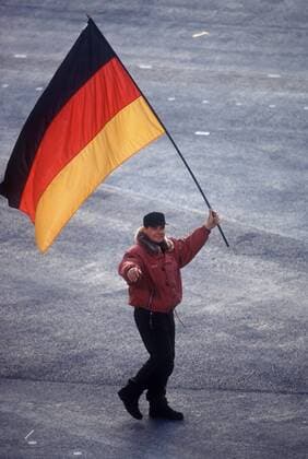 Wolfgang Hoppe (Deutschland) - Einmarsch als Fahnenträger zur Eröffnungsfeier der Olympischen Winterspiele 1992 in Albertville Bobsport OS Winter Herren Olympische Spiele Albertville 1992, Winterspiele, Bob Vierer Viererbob 4er 4 er, 2er 2 er Vdia Einzelbild Albertville Bobsport OS Winter Herren Olympische Spiele Albertville 1992, Winterspiele, Bob Vierer Viererbob 4er 4 er, 2er 2 er Vdia Einzelbild Albertville