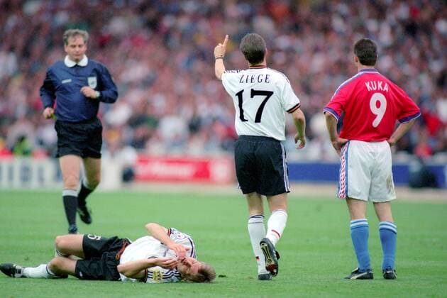 Fußball, EM Finale 1996 in London, Deutschland - Tschechien 2:1 n.V. Thomas Helmer verletzt am Boden, Christian Ziege (beide Deutschland, 2.v.re.) alarmiert FIFA Schiedsrichter Dr. Pierluigi Pairetto (Italien), Pavel Kuka (Tschechien) wartet auf seine Strafe Fußball Länderspiel Herren EM 1996 Nationalmannschaft, Nationaltrikot Finale Endspiel Deutschland - Tschechien 2:1 n.V., Vneg Gruppe London Fußball Länderspiel Herren EM 1996 Nationalmannschaft, Nationaltrikot Finale Endspiel Deutschland - Tschechien 2:1 n.V., Vneg Gruppe London