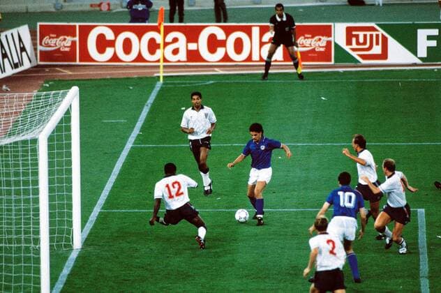 Roberto Baggio (Italien, 3.v.li.) verlädt Paul Parker (li.) und trifft zum 1:0, dahinter Des Walker (beide England, 2.v.li.)  (200403241741046) Fußball Länderspiel Herren WM 1990, Nationalmannschaft, Nationaltrikot, Spiel um Platz 3, Italien - England 2:1 Totale Bari Dynamik, Fußball Länderspiel Herren WM 1990, Nationalmannschaft, Nationaltrikot, Spiel um Platz 3, Italien - England 2:1 Totale Bari Dynamik,