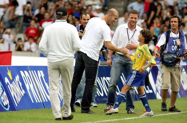 Zinedine Zidane (Frankreich, Mitte) - shake hands mit einem brasilianischen Jugendfußballer am Rande des Danone Nations Cup 2007 -  (pan20966) Fußball Herren Danone Nations Cup 2007 Danonecup Nationscup Turnier Kinderturnier Kinderfußball Kindersport Gruppe Kind Kinder Junge Jungen Lyon Freude, Fußball Herren Danone Nations Cup 2007 Danonecup Nationscup Turnier Kinderturnier Kinderfußball Kindersport Gruppe Kind Kinder Junge Jungen Lyon Freude,  
