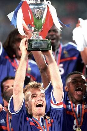 Europameister 2000 Frankreich - Didier Deschamps jubelt mit dem Coupe Henri Delaunay Fußball Länderspiel Herren EM 2000, Nationalmannschaft, Nationaltrikot, Endspiel, Finale Einzelbild Rotterdam Begeisterung, Freude, Fußball Länderspiel Herren EM 2000, Nationalmannschaft, Nationaltrikot, Endspiel, Finale Einzelbild Rotterdam Begeisterung, Freude,