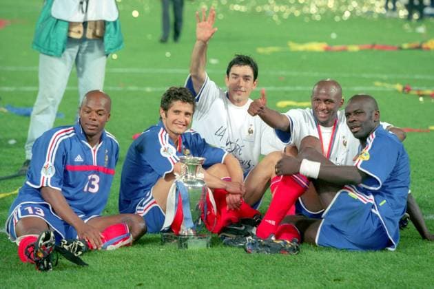 Fußball, EM Finale 2000 in Rotterdam, Frankreich - Italien 2-1 n.V. Europameister 2000 Frankreich, v.li.: Sylvain Wiltord, Bixente Lizarazu, Robert Pires, Patrick Vieira und Lilian Thuram sitzen um den Coupe Henri Delaunay Fußball Länderspiel Herren EM 2000, Nationalmannschaft, Nationaltrikot, Endspiel, Finale Gruppe Rotterdam Glück, Harmonie, Freude, Fußball Länderspiel Herren EM 2000, Nationalmannschaft, Nationaltrikot, Endspiel, Finale Gruppe Rotterdam Glück, Harmonie, Freude,