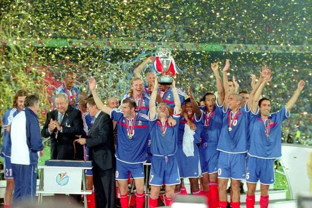 Europameister 2000 Frankreich, vorn v.li.: Youri Djorkaeff, David Trezeguet, Thierry Henry, Marcel Desailly, Didier Deschamps mit dem Coupe Henri Delaunay, Emmanuel Petit (hi.), Zinedine Zidane, UEFA Generalsekretär Gerhard Aigner (Österreich)... Fußball Länderspiel Herren EM 2000, Nationalmannschaft, Nationaltrikot, Endspiel, Finale, Aufmacher,Siegerehrung, Podium Podest Totale Funktionär, Verbandsführung, Verband, Vorstand Rotterdam, Sieg, Sieger, Jubel, Siegesjubel Freude, Begeisterung, Fußball Länderspiel Herren EM 2000, Nationalmannschaft, Nationaltrikot, Endspiel, Finale, Aufmacher,Siegerehrung, Podium Podest Totale Funktionär, Verbandsführung, Verband, Vorstand Rotterdam, Sieg, Sieger, Jubel, Siegesjubel Freude, Begeisterung,