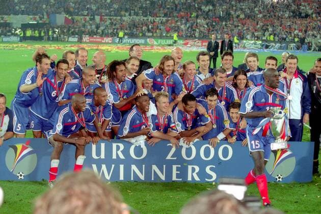 Siegerfoto Frankreich, hi.v.li.: Laurent Blanc, Youri Djorkaeff, David Trezeguet, Torwart Fabien Barthez,Christian Karembeu, Christophe Dugarry, Frank Leboeuf, Emmanuel Petit, Zinedine Zidane, Vincent Candela, Johan Micoud (verdeckt), Nationaltrainer... Fußball Länderspiel Herren EM 2000 Nationalmannschaft Nationaltrikot Endspiel Finale Betreuerstab Trainerstab Bande Pokal Kader Totale Schriftzug, Trophäe Trainer Medaille Medaillen Rotterdam Europameisterpokal, Europameistertrophäe Glück, Freude, Begeisterung, Fußball Länderspiel Herren EM 2000 Nationalmannschaft Nationaltrikot Endspiel Finale Betreuerstab Trainerstab Bande Pokal Kader Totale Schriftzug, Trophäe Trainer Medaille Medaillen Rotterdam Europameisterpokal, Europameistertrophäe Glück, Freude, Begeisterung,