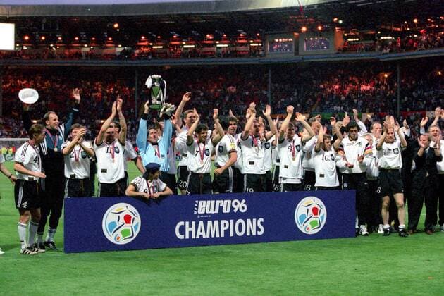 Europameister 1996 Deutschland - Siegerbild mit der Coupe Henri Delaunay im Wembleystadion Fußball Länderspiel Herren EM 1996 Nationalmannschaft, Nationaltrikot Finale Endspiel Deutschland, Vneg Totale Wembley Wembleystadion London Freude, Begeisterung, Fußball Länderspiel Herren EM 1996 Nationalmannschaft, Nationaltrikot Finale Endspiel Deutschland, Vneg Totale Wembley Wembleystadion London Freude, Begeisterung,