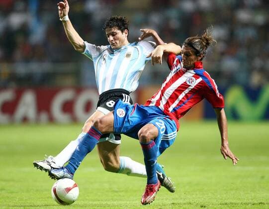 Javier Zanetti (Argentinien, li.) gegen Enrique Vera (Paraguay) Fußball Länderspiel Herren Copa America 2007, Amerika, Südamerika, Südamerikameisterschaft, Meisterschaft, Gruppe C Gruppe Barquisimeto Dynamik, Kampf, Fußball Länderspiel Herren Copa America 2007, Amerika, Südamerika, Südamerikameisterschaft, Meisterschaft, Gruppe C Gruppe Barquisimeto Dynamik, Kampf,