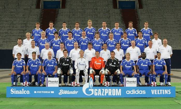 Mannschaftsbild Schalke, hi.v.li.: Höwedes, Delura, Abel, Bordon, Larsen, Kuranyi, Bönisch, Krstajic, Westermann, 3.R.v.li: Arzt Brexendorf, Rakitic, Kobiashvili, Bajramovic, Pander, Heppke, Lövenkrands, Jones, Halil Altintop, Jevtic; 2:R.v.li: Frank, ... Fußball 1. BL Herren Saison 2007 2008, FC Schalke 04, Pressetermin, Präsentation, Kader, Vdig, quer, Mannschaftsarzt Totale Mannschaftsfoto, Torwart, Physiotherapeut Gelsenkirchen, Assistent, Assistenztrainer, Co medizinische Betreuung, Arzt, Doktor, Betreuerstab Fußball 1. BL Herren Saison 2007 2008, FC Schalke 04, Pressetermin, Präsentation, Kader, Vdig, quer, Mannschaftsarzt Totale Mannschaftsfoto, Torwart, Physiotherapeut Gelsenkirchen, Assistent, Assistenztrainer, Co medizinische Betreuung, Arzt, Doktor, Betreuerstab