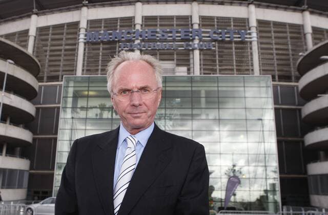Sven Göran Eriksson als neuer Trainer von Manchester City vor dem City of Manchester Stadium - EDITORIAL USE ONLY. No use with unauthorised audio, video, data, fixture lists, club league logos or live services. Online in-match use limited to 120 images, no video emulation. No use in betting, games or single club league player publications. Fußball Herren English Premier League 2007 2008, 1. Englische Liga, Manchester City Einzelbild Manchester Fußball Herren English Premier League 2007 2008, 1. Englische Liga, Manchester City Einzelbild Manchester