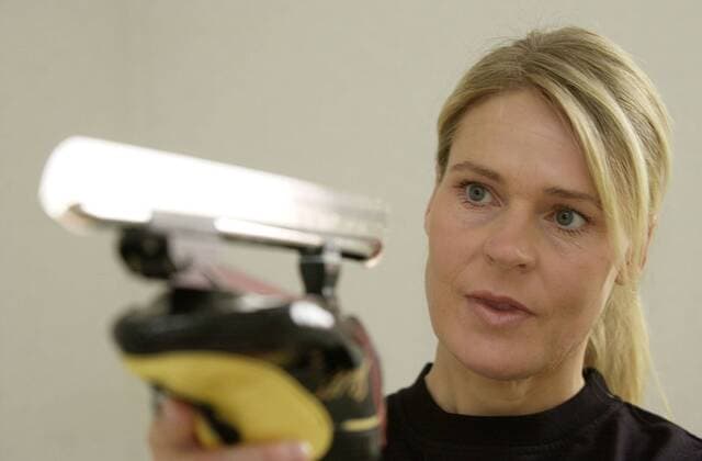 Gunda Niemann Stirnemann (Deutschland) betrachtet die Kufe eines Schlittschuhs Eisschnellauf Damen Fotoshooting 2003, Vdig Einzelbild Erfurt Eisschnellauf Damen Fotoshooting 2003, Vdig Einzelbild Erfurt