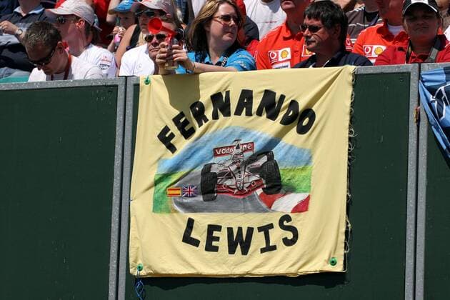 Fernando Lewis - Fanplakat für Fernando Alonso (Spanien) und Lewis Hamilton (England beide McLaren Mercedes) Motorsport Grand Prix Herren Großer Preis von England 2007, Formel 1 Weltmeisterschaft, F1, F, GP, WM, Qualifying Gruppe Silverstone Motorsport Grand Prix Herren Großer Preis von England 2007, Formel 1 Weltmeisterschaft, F1, F, GP, WM, Qualifying Gruppe Silverstone
