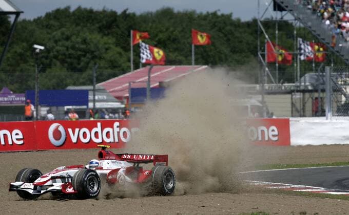 Anthony Davidson (England Super Aguri, li.) mit seinem Boliden auf Abwegen Motorsport Grand Prix Herren Großer Preis von England 2007, Formel 1 Weltmeisterschaft, F1, F, GP, WM, Qualifying Totale Silverstone Motorsport Grand Prix Herren Großer Preis von England 2007, Formel 1 Weltmeisterschaft, F1, F, GP, WM, Qualifying Totale Silverstone