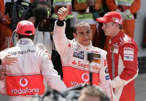 Lewis Hamilton (England, Mitte) freut sich über seine Pole Position beim GP von England 2007, daneben Fernando Alonso (Spanien beide McLaren Mercedes, li.) und Kimi Räikkönen (Finnland Ferrari) Motorsport Grand Prix Herren Großer Preis von England 2007, Formel 1 Weltmeisterschaft, F1, F, GP, WM, Qualifying Gruppe Silverstone Freude, Motorsport Grand Prix Herren Großer Preis von England 2007, Formel 1 Weltmeisterschaft, F1, F, GP, WM, Qualifying Gruppe Silverstone Freude,