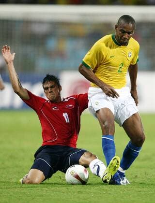 Maicon (Brasilien, re.) gegen Mark Gonzalez (Chile) Fußball Länderspiel Herren Copa America 2007, Amerika, Südamerika, Südamerikameisterschaft, Meisterschaft, Viertelfinale, Gruppe Puerto La Cruz Dynamik, Kampf, Fußball Länderspiel Herren Copa America 2007, Amerika, Südamerika, Südamerikameisterschaft, Meisterschaft, Viertelfinale, Gruppe Puerto La Cruz Dynamik, Kampf,