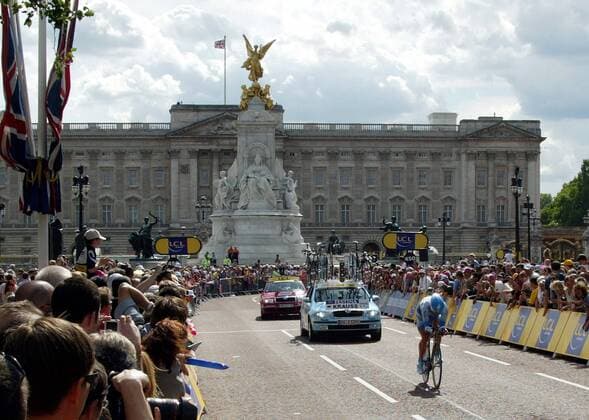 Sven Krauss (Deutschland Gerolsteiner) biegt auf die Zielgerade vor dem Buckingham Palace ein Radsport Herren Tour de France 2007, Straßenradsport, Straße, Rad, o0 ProTour, Prolog, Totale London Radsport Herren Tour de France 2007, Straßenradsport, Straße, Rad, o0 ProTour, Prolog, Totale London