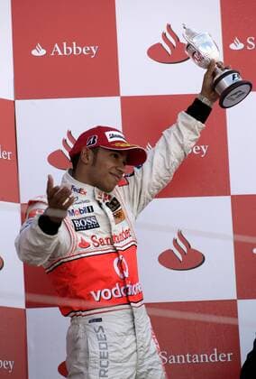 Lewis Hamilton (England McLaren Mercedes) präsentiert den Pokal für den dritten Platz beim GP von England 2007 Motorsport Grand Prix Herren Großer Preis von England 2007, Formel 1 Weltmeisterschaft, F1, F, GP, WM Einzelbild Silverstone Motorsport Grand Prix Herren Großer Preis von England 2007, Formel 1 Weltmeisterschaft, F1, F, GP, WM Einzelbild Silverstone