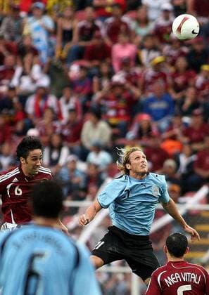 Diego Forlan (Uruguay, 2.v.re.) gegen Alejandro Cichero (Venezuela, li.) -  Fußball Länderspiel Herren Copa America 2007, Amerika, Südamerika Südamerikameisterschaft Meisterschaft Venezuela - Uruguay 1:4 Gruppe San Cristobal Dynamik, Fußball Länderspiel Herren Copa America 2007, Amerika, Südamerika Südamerikameisterschaft Meisterschaft Venezuela - Uruguay 1:4 Gruppe San Cristobal Dynamik,