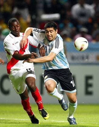 Juan Roman Riquelme (Argentinien, re.) gegen Edgar Villamarin (Peru) Fußball Länderspiel Herren Copa America 2007, Amerika, Südamerika Meisterschaft Südamerikameisterschaft, Argentinien - Peru 4:0 Gruppe Barquisimeto Dynamik, Fußball Länderspiel Herren Copa America 2007, Amerika, Südamerika Meisterschaft Südamerikameisterschaft, Argentinien - Peru 4:0 Gruppe Barquisimeto Dynamik,