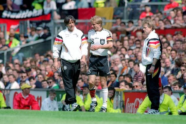 Jürgen Klinsmann (Mitte) bei Mannschaftsarzt Dr. Hans Wilhelm Müller Wohlfahrt (li.) und Physiotherapeut Klaus Eder (alle Deutschland) am Spielfeldrand Fußball Länderspiel Herren EM 1996, Nationalmannschaft, Nationaltrikot Viertelfinale, Vneg Gruppe Manchester Fußball Länderspiel Herren EM 1996, Nationalmannschaft, Nationaltrikot Viertelfinale, Vneg Gruppe Manchester