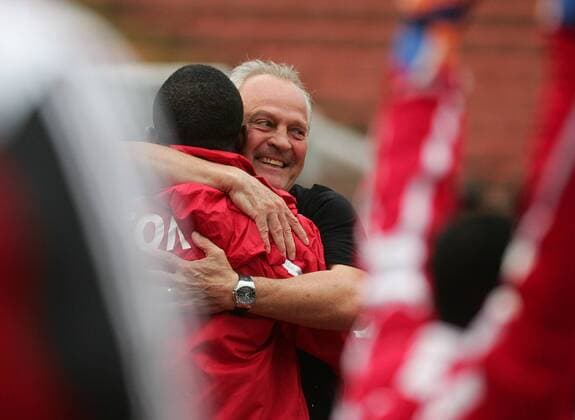 Nationaltrainer Eddie Hudanski (Kongo U 20) umarmt einen seiner Spieler Fußball WM Herren U20 WM 2007, U 20, Junioren, Länderspiel, Nationalmannschaft, Gruppe A Gruppe Edmonton Harmonie, Freude, Begeisterung, Fußball WM Herren U20 WM 2007, U 20, Junioren, Länderspiel, Nationalmannschaft, Gruppe A Gruppe Edmonton Harmonie, Freude, Begeisterung,