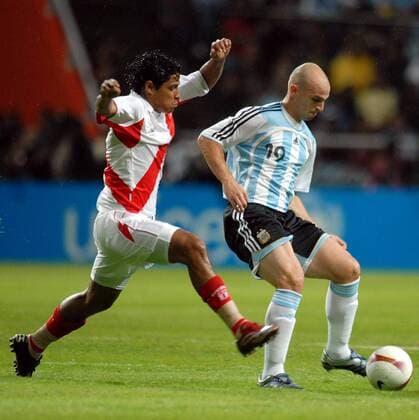 Esteban Cambiasso (Argentinien, re.) gegen Juan Carlos Marino (Peru) Fußball Länderspiel Herren Copa America 2007, Amerika Südamerika Meisterschaft Südamerikameisterschaft, Argentinien - Peru 4:0 Gruppe Barquisimeto Dynamik, Fußball Länderspiel Herren Copa America 2007, Amerika Südamerika Meisterschaft Südamerikameisterschaft, Argentinien - Peru 4:0 Gruppe Barquisimeto Dynamik,