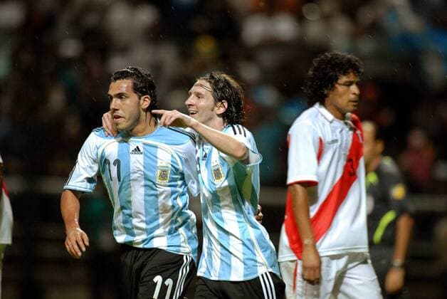 Carlos Tevez (li.) und Lionel Messi (beide Argentinien) - Torjubel, re. der enttäuschte Santiago Acasiete (Peru) Fußball Länderspiel Herren Copa America 2007, Amerika Südamerika Meisterschaft Südamerikameisterschaft, Argentinien - Peru 4:0 Gruppe Barquisimeto Freude, Fußball Länderspiel Herren Copa America 2007, Amerika Südamerika Meisterschaft Südamerikameisterschaft, Argentinien - Peru 4:0 Gruppe Barquisimeto Freude,