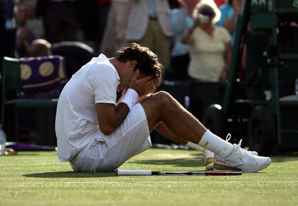 Roger Federer (Schweiz) ist nach seinem Sieg der All England Championships 2007 überwältigt Tennis Herren All England Championships 2007, Grand Slam, ATP Tour, Finale, Endspiel Einzelbild Wimbledon London Glück, Freude, Tennis Herren All England Championships 2007, Grand Slam, ATP Tour, Finale, Endspiel Einzelbild Wimbledon London Glück, Freude,