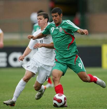 Carlos Vela (Mexiko U20, re.) gegen Sam Jenkins (Neuseeland U20) Fußball WM Herren U20 WM 2007, U 20, Junioren, Gruppe C, Nationalmannschaft, Nationaltrikot, Neuseeland - Mexiko 1:2 Gruppe Edmonton Dynamik, Fußball WM Herren U20 WM 2007, U 20, Junioren, Gruppe C, Nationalmannschaft, Nationaltrikot, Neuseeland - Mexiko 1:2 Gruppe Edmonton Dynamik,