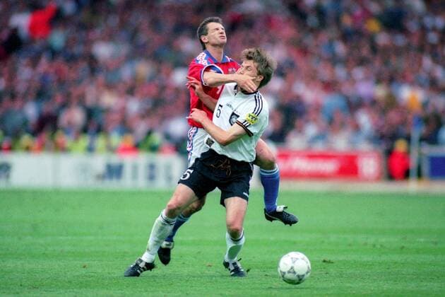 Fußball, EM Finale 1996 in London, Deutschland - Tschechien 2:1 n.V. Thomas Helmer (Deutschland, re.) gegen Pavel Kuka (Tschechien) Fußball Länderspiel Herren EM 1996, Nationalmannschaft, Nationaltrikot, Finale, Endspiel, Deutschland - Tschechien 2:1 n.V. Gruppe London Dynamik, Kampf, Fußball Länderspiel Herren EM 1996, Nationalmannschaft, Nationaltrikot, Finale, Endspiel, Deutschland - Tschechien 2:1 n.V. Gruppe London Dynamik, Kampf,