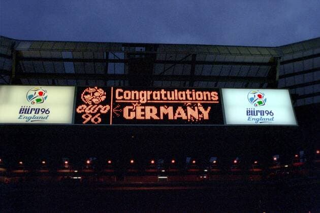 Congratulations Germany - auf der Anzeigetafel des Londoner Wembleystadions wird Europameister Deutschland gratuliert Fußball Länderspiel Herren EM 1996, Nationalmannschaft, Finale, Endspiel Einzelbild Wembley, Wembleystadion London Fußball Länderspiel Herren EM 1996, Nationalmannschaft, Finale, Endspiel Einzelbild Wembley, Wembleystadion London