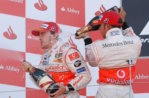Siegerehrung beim GP von Großbritannien 2007: Lewis Hamilton (England, re.) verpasst seinem Teamkollegen Fernando Alonso (Spanien beide McLaren Mercedes) eine Champagnerdusche -  Motorsport Grand Prix Herren Großer Preis von England 2007, Formel 1 Weltmeisterschaft, F1, F, GP, WM Gruppe Silverstone Freude, Motorsport Grand Prix Herren Großer Preis von England 2007, Formel 1 Weltmeisterschaft, F1, F, GP, WM Gruppe Silverstone Freude,