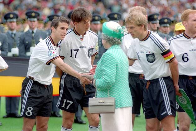Jürgen Klinsmann (Deutschland, 2.v.re.) stellt Queen Elizabeth II. (Großbritannien, Mitte) seine Mitspieler, hier Mehmet Scholl (li.) vor, daneben Christian Ziege (alle Deutschland, 2.v.li.) Fußball Länderspiel Herren EM 1996, Nationalmannschaft, Nationaltrikot, Finale, Endspiel Gruppe London Fußball Länderspiel Herren EM 1996, Nationalmannschaft, Nationaltrikot, Finale, Endspiel Gruppe London