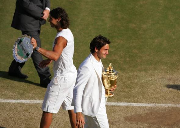 Roger Federer (Schweiz, re.), Sieger der All England Championships 2007 und der Zweitplatzierte Rafael Nadal (Spanien) präsentieren ihre Trophäen Tennis Herren All England Championships 2007, Grand Slam, ATP Tour, Finale, Endspiel Gruppe Wimbledon London Tennis Herren All England Championships 2007, Grand Slam, ATP Tour, Finale, Endspiel Gruppe Wimbledon London