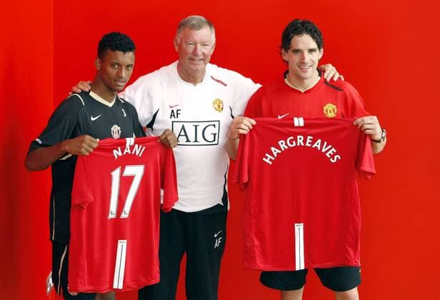 Trainer Sir Alex Ferguson (Mitte) präsentiert die Neuzugänge Owen Hargreaves (re.) und Nani (alle Manchester United) - EDITORIAL USE ONLY. No use with unauthorised audio, video, data, fixture lists, club league logos or live services. Online in-match use limited to 120 images, no video emulation. No use in betting, games or single club league player publications. Fußball Herren English Premier League 2007 2008, 1. Englische Liga, Manchester United, ManU Gruppe Manchester Fußball Herren English Premier League 2007 2008, 1. Englische Liga, Manchester United, ManU Gruppe Manchester