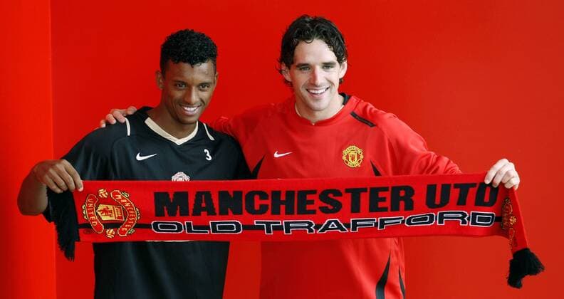Neuzugänge Owen Hargreaves (re.) und Nani (beide Manchester United) mit einem Schal ihres neuen Vereins- EDITORIAL USE ONLY. No use with unauthorised audio, video, data, fixture lists, club league logos or live services. Online in-match use limited to 120 images, no video emulation. No use in betting, games or single club league player publications. Fußball Herren English Premier League 2007 2008, 1. Englische Liga, Manchester United, ManU Gruppe Manchester Fußball Herren English Premier League 2007 2008, 1. Englische Liga, Manchester United, ManU Gruppe Manchester
