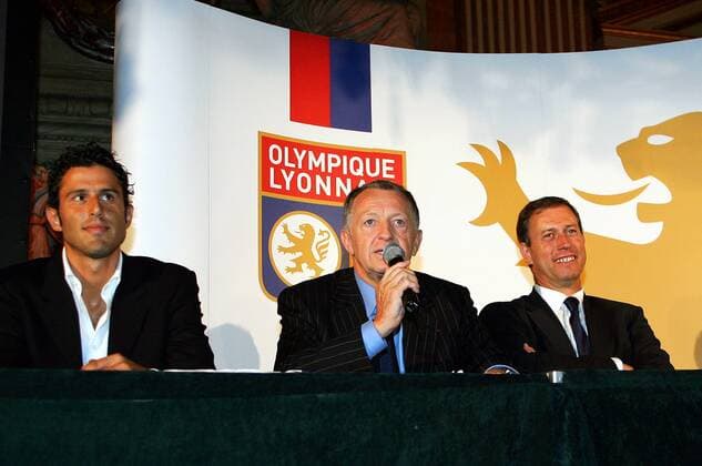 Präsident Jean Michel Aulas (Mitte) und Trainer Alain Perrin (re.) stellen Neuzugang Fabio Grosso (alle Lyon) während der Pressekonferenz vor -  (pan21126) Fußball Herren Ligue 1 2007 2008, 1. Französische Liga, Olympique Lyonnais, OL, Vdig Gruppe Lyon Fußball Herren Ligue 1 2007 2008, 1. Französische Liga, Olympique Lyonnais, OL, Vdig Gruppe Lyon  