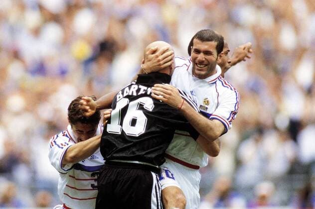 Schlußjubel Frankreich, v.re.: Zinedine Zidane, Torwart Fabien Barthez und Bixente Lizarazu bejubeln den Halbfinaleinzug -  (200504142023475) Fußball Länderspiel Herren WM 1998, Nationalmannschaft, Nationaltrikot, Viertelfinale Gruppe Paris, St. Denis, Saint Begeisterung, Freude, Fußball Länderspiel Herren WM 1998, Nationalmannschaft, Nationaltrikot, Viertelfinale Gruppe Paris, St. Denis, Saint Begeisterung, Freude,