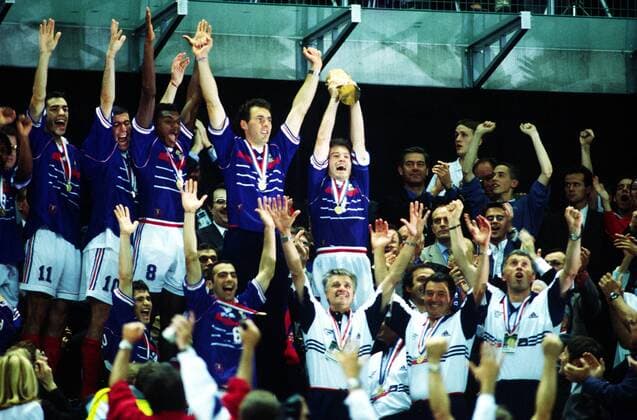 Siegerehrung Weltmeister Frankreich 1998, v.li.: Robert Pires, Zinedine Zidane, Marcel Desailly, Laurent Blanc, Didier Deschamps mit dem Trophäe, davor: Bixente Lizarazu, Youri Djorkaeff, ... -  (2006061321134965) Fußball Länderspiel Herren WM 1998, Nationalmannschaft, Nationaltrikot, Finale, Endspiel Totale Nationaltrainer o0 Weltpokal Paris, St. Denis, Saint Begeisterung, Freude, Fußball Länderspiel Herren WM 1998, Nationalmannschaft, Nationaltrikot, Finale, Endspiel Totale Nationaltrainer o0 Weltpokal Paris, St. Denis, Saint Begeisterung, Freude,