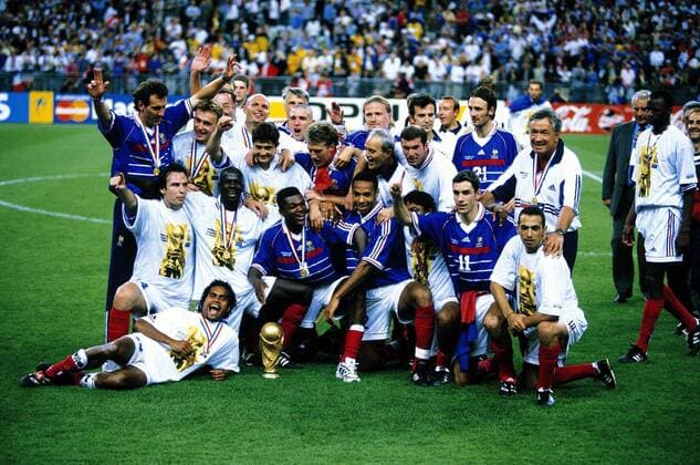 Weltmeister Frankreich , hi.v.li.: Laurent Blanc, Stephane Guivarch, Frank Leboeuf, Bixente Lizarazu, Vincent Candela, Didier Deschamps, Emanuel Petit, x, Zinedine Zidane, x, Christoph Dugarry, ... -  (2005041420241410) Fußball Länderspiel Herren WM 1998, Nationalmannschaft, Nationaltrikot, Finale, Endspiel, Jubel, Siegesjubel, Guivarc h Totale Medaille, Gold, Betreuer, Betreuerstab, Siegerfoto Paris, St. Denis, Saint, Mannschaftsjubel Begeisterung, Freude, Fußball Länderspiel Herren WM 1998, Nationalmannschaft, Nationaltrikot, Finale, Endspiel, Jubel, Siegesjubel, Guivarc h Totale Medaille, Gold, Betreuer, Betreuerstab, Siegerfoto Paris, St. Denis, Saint, Mannschaftsjubel Begeisterung, Freude,