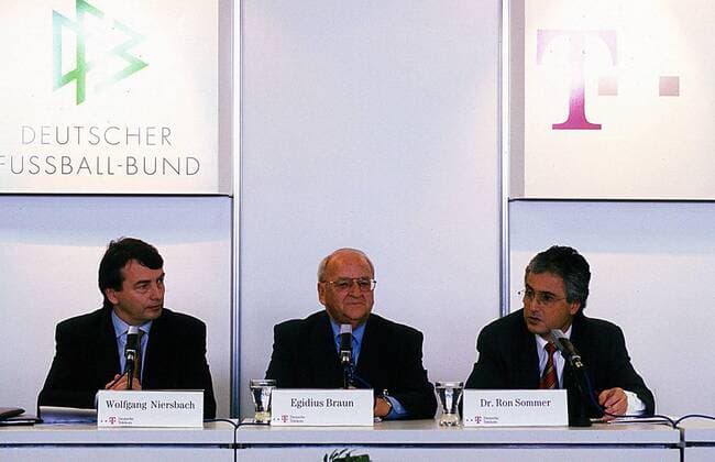 DFB Pressesprecher Wolfgang Niersbach (li.), DFB Präsident Egidius Braun und Telekom Chef Ron Sommer (alle Deutschland) anläßlich der Unterzeichnung des neuen Sponsorenvertrages Fußball Herren Fußball 1997, Pressekonferenz, Pressetermin, Präsentation, Vorstellung o0 people Gruppe Unternehmensführung Vorstandsvorsitzender Bonn, Logo, Emblem, T Fußball Herren Fußball 1997, Pressekonferenz, Pressetermin, Präsentation, Vorstellung o0 people Gruppe Unternehmensführung Vorstandsvorsitzender Bonn, Logo, Emblem, T