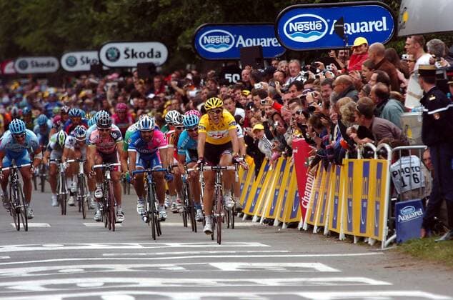 Fabian Cancellara (Schweiz CSC, re.) gewinnt die 3. Etappe der Tour de France 2007 - Radsport Herren Tour de France 2007, ProTour, Straßenradsport, Straße, Rad Totale Radsportfans 3. Etappe: Waregem - Compiegne Dynamik, Radsport Herren Tour de France 2007, ProTour, Straßenradsport, Straße, Rad Totale Radsportfans 3. Etappe: Waregem - Compiegne Dynamik,