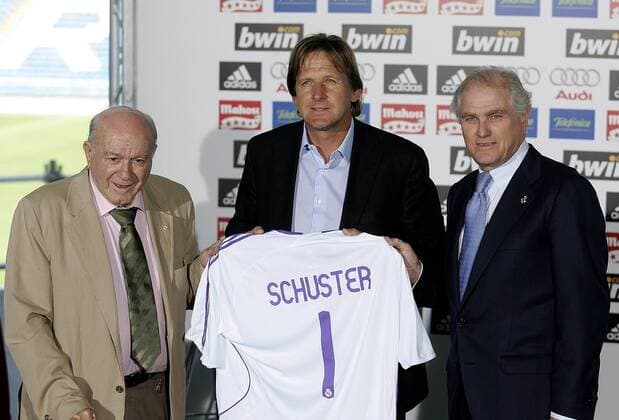 Ehrenpräsident Alfredo di Stefano (li.) und Präsident Ramon Calderon (re.) präsentieren Bernd Schuster (alle Real Madrid) als neuen Trainer samt Trikot mit der Rückennummer 1 -  Fußball Herren Primera Division 2007 2008, 1. Spanische Liga, Real Madrid CF, Vdig Gruppe Madrid Fußball Herren Primera Division 2007 2008, 1. Spanische Liga, Real Madrid CF, Vdig Gruppe Madrid