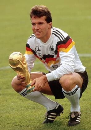 Lothar Matthäus (BR Deutschland) mit dem Weltmeisterpokal Fußball WM Herren Nationalmannschaft 1990, Nationaltrikot, Fotoshooting, BRD Einzelbild Fußball WM Herren Nationalmannschaft 1990, Nationaltrikot, Fotoshooting, BRD Einzelbild