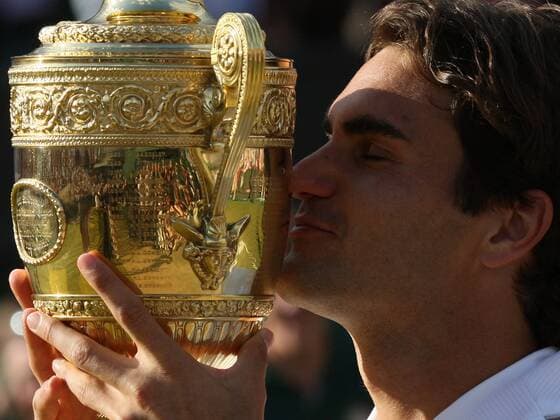 Roger Federer (Schweiz), Sieger der All England Championships 2007, küsst die Trophäe Tennis Herren All England Championships 2007, Grand Slam, ATP Tour Einzelbild Wimbledon London Glück, Freude, Tennis Herren All England Championships 2007, Grand Slam, ATP Tour Einzelbild Wimbledon London Glück, Freude,
