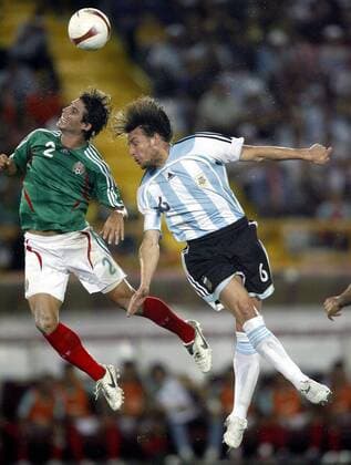 Gabriel Heinze (Argentinien, re.) gegen Jose Jonny Magallon (Mexiko) - Fußball Länderspiel Herren Copa America 2007, Südamerikameisterschaft, Südamerika Meisterschaft, Amerika, Halbfinale Gruppe Puerto Ordaz Dynamik, Kampf, Fußball Länderspiel Herren Copa America 2007, Südamerikameisterschaft, Südamerika Meisterschaft, Amerika, Halbfinale Gruppe Puerto Ordaz Dynamik, Kampf,