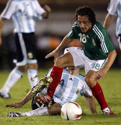 Jose Andres Guardado (Mexiko, re.) gegen Javier Mascherano (Argentinien) - Fußball Länderspiel Herren Copa America 2007, Südamerikameisterschaft, Südamerika Meisterschaft, Amerika, Halbfinale Gruppe Puerto Ordaz Dynamik, Fußball Länderspiel Herren Copa America 2007, Südamerikameisterschaft, Südamerika Meisterschaft, Amerika, Halbfinale Gruppe Puerto Ordaz Dynamik,