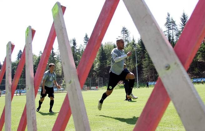 Ashkan Dejagah (re.) und Michael Stegmayer (beide Wolfsburg) beim Lauftraining Fußball 1. BL Herren Saison 2007 2008, VfL Wolfsburg, Training, Trainingslager, Vorbereitung, Saisonvorbereitung, Vdig Gruppe Velden Fußball 1. BL Herren Saison 2007 2008, VfL Wolfsburg, Training, Trainingslager, Vorbereitung, Saisonvorbereitung, Vdig Gruppe Velden